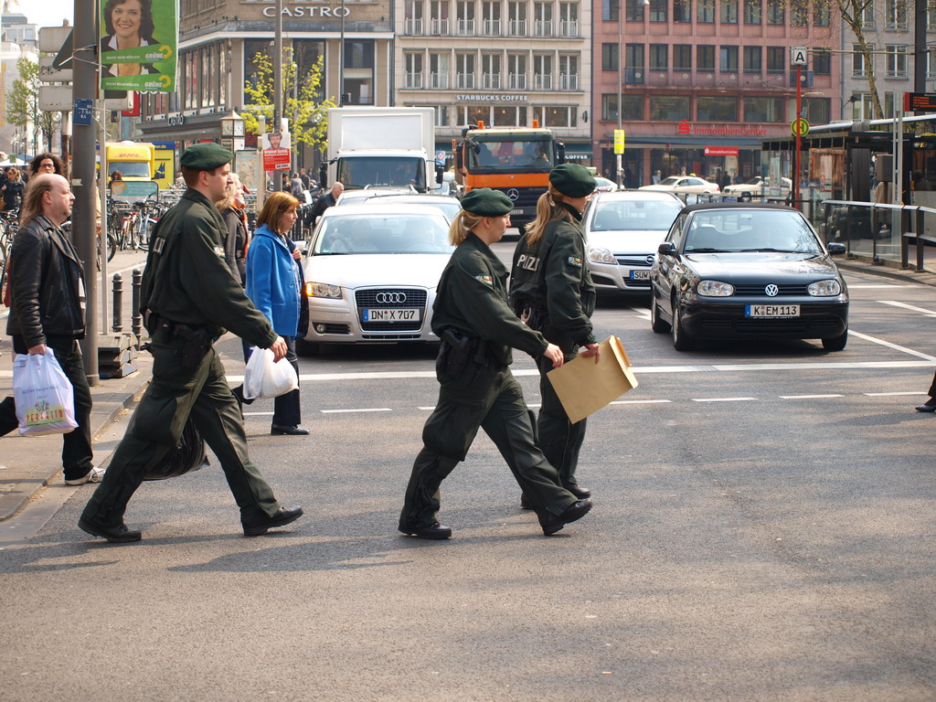 Suchmassnahmen am Koelner Neumarkt nach Raubueberfall im Parkhaus Wolfstr P11.JPG